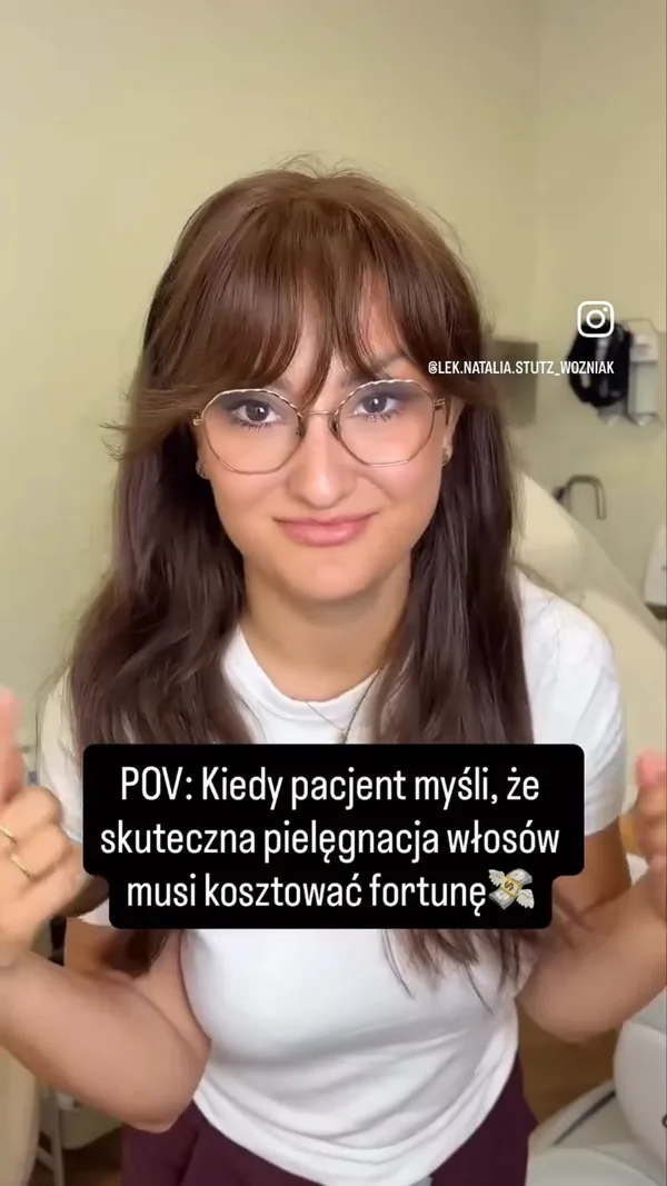 Kadr z rolki: lekarka odpowiadająca na pytanie o koszt pielęgnacji włosów